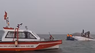 Đắm tàu du lịch chở 53 người trên vịnh Hạ Long: Cập nhật tình hình cứu hộ