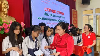 Trao 200 suất quà cho học sinh có hoàn cảnh đặc biệt khó khăn nhân dịp năm học mới