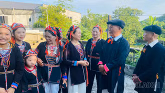 Nối dài câu hát giao duyên của người Dao quần trắng