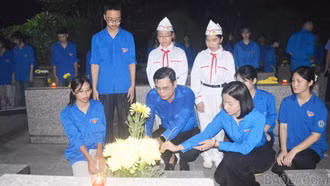 Tuổi trẻ Lào Cai thắp nến tri ân các anh hùng liệt sĩ