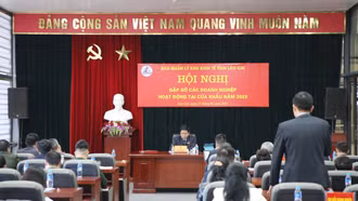 Gặp gỡ, trao đổi với các doanh nghiệp hoạt động tại cửa khẩu