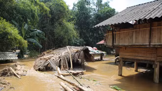 Làng Chút ngổn ngang sau lũ
