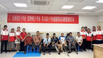 Lào Cai: Đưa 7 người khuyết tật có hoàn cảnh khó khăn sang Trung Quốc thăm khám để lắp chân giả
