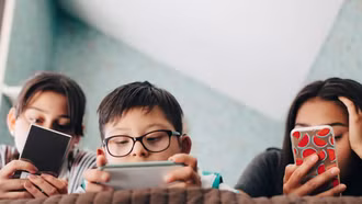Giới chuyên gia cảnh báo hậu quả nghiêm trọng của việc lạm dụng điện thoại di động