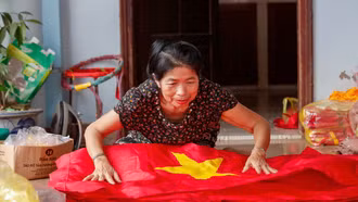 Làng nghề làm cờ Tổ quốc tất bật trước dịp kỉ niệm ngày giải phóng miền nam, thống nhất đất nước
