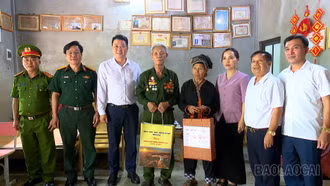 Phó Chủ tịch Thường trực Ủy ban MTTQ Việt Nam tỉnh Hà Đức Minh thăm, tặng quà các gia đình chính sách tại xã Tân Hợp