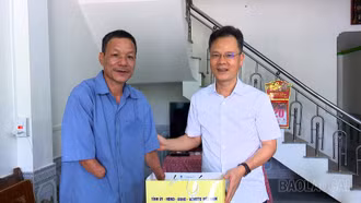 Phó Chủ tịch UBND tỉnh Nguyễn Thành Sinh thăm, tặng quà các gia đình chính sách tại xã Cảm Nhân