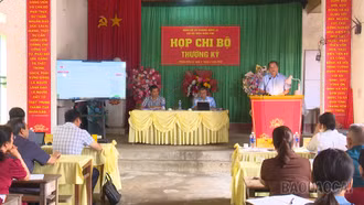 Phó Chủ tịch HĐND tỉnh Lý Bình Minh dự sinh hoạt tại Chi bộ thôn Trần Phú, xã Thượng Bằng La