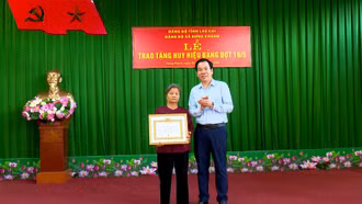 Trưởng Ban Tuyên giáo và Dân vận Tỉnh ủy Dương Đức Huy dự Lễ trao Huy hiệu Đảng tại xã Hưng Khánh