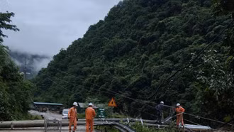 Điện lực Nghĩa Lộ xuyên đêm khắc phục sự cố do mưa lũ