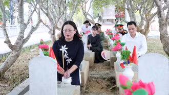 Phó Bí thư Tỉnh ủy Giàng Thị Dung dâng hương tưởng niệm các Anh hùng liệt sĩ tại nghĩa trang liệt sĩ Quốc tế Việt - Lào