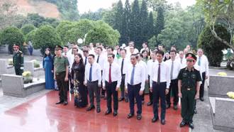 Đoàn đại biểu tỉnh Lào Cai dâng hương tưởng niệm Chủ tịch Hồ Chí Minh, viếng các Anh hùng liệt sĩ