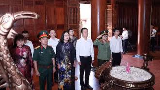 Phó Bí thư Tỉnh ủy Giàng Thị Dung dâng hương tại Khu di tích Kim Liên và Truông Bồn