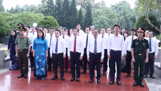 Đoàn đại biểu tỉnh Lào Cai dâng hương tưởng niệm Chủ tịch Hồ Chí Minh, viếng các Anh hùng liệt sĩ