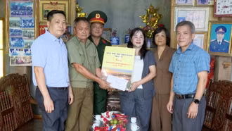 Đồng chí Hoàng Thị Thanh Bình thăm, tặng quà gia đình chính sách tại xã Xuân Hòa