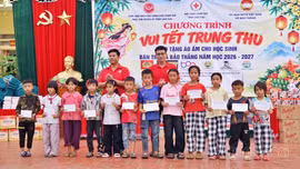 Hơn 700 suất quà Trung thu được trao cho học sinh tại xã Bảo Thắng