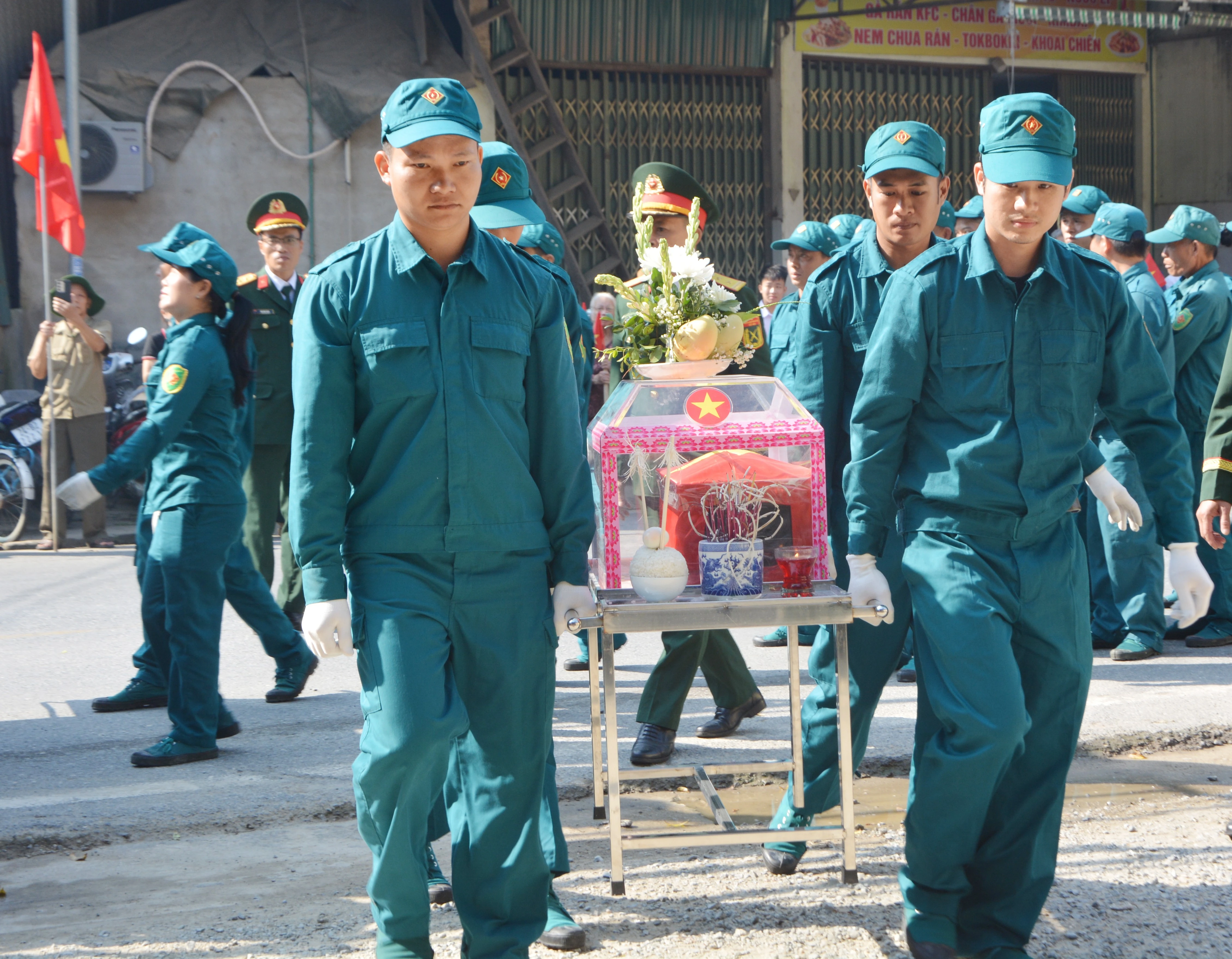 Các lực lượng thực hiện nghi thức di quan hài cốt liệt sĩ.