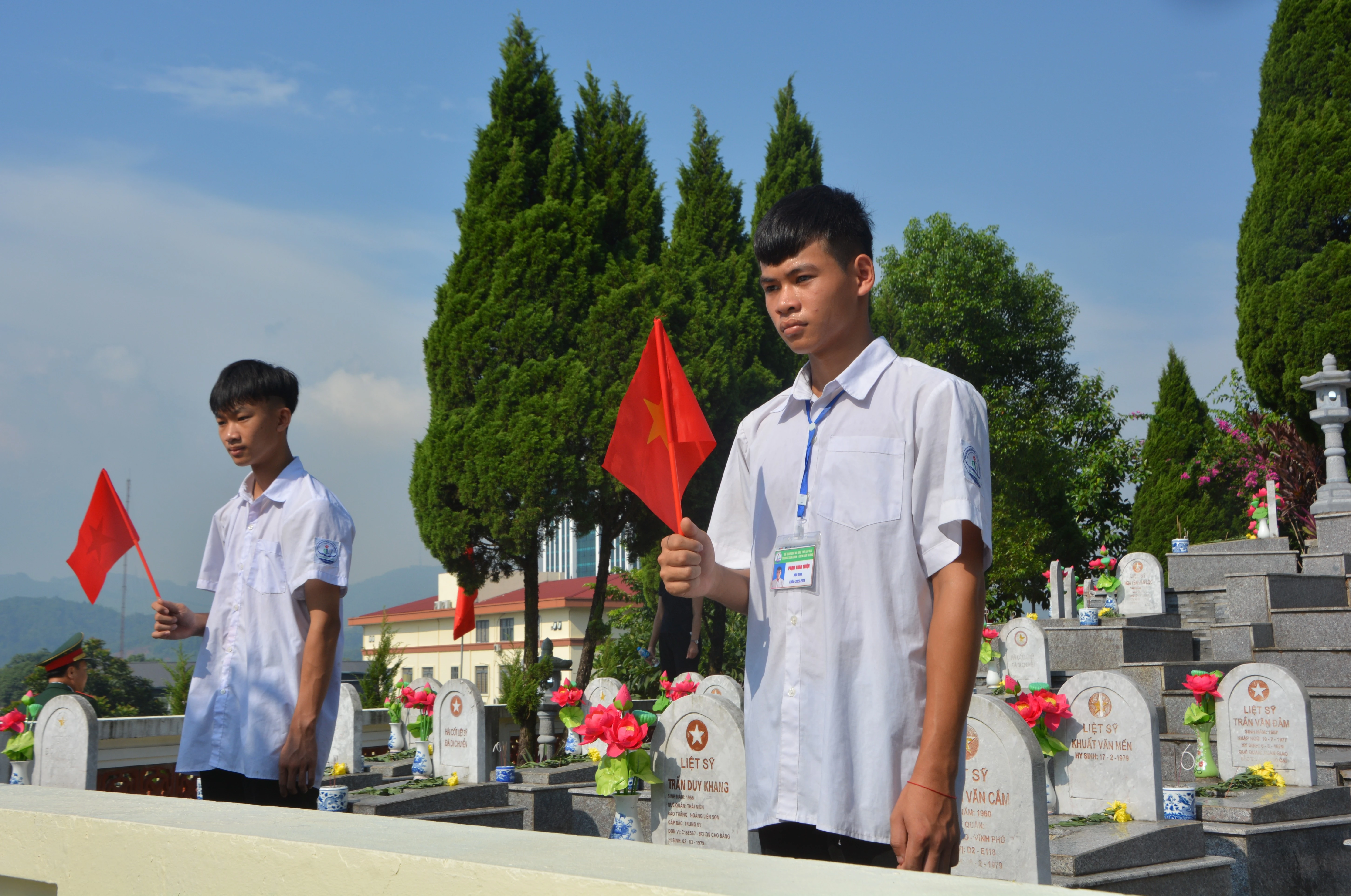 Các lực lượng, người dân địa phương trang nghiêm, xúc động đón các liệt sĩ về nơi an nghỉ tại Nghĩa trang liệt sĩ xã Bảo Thắng.