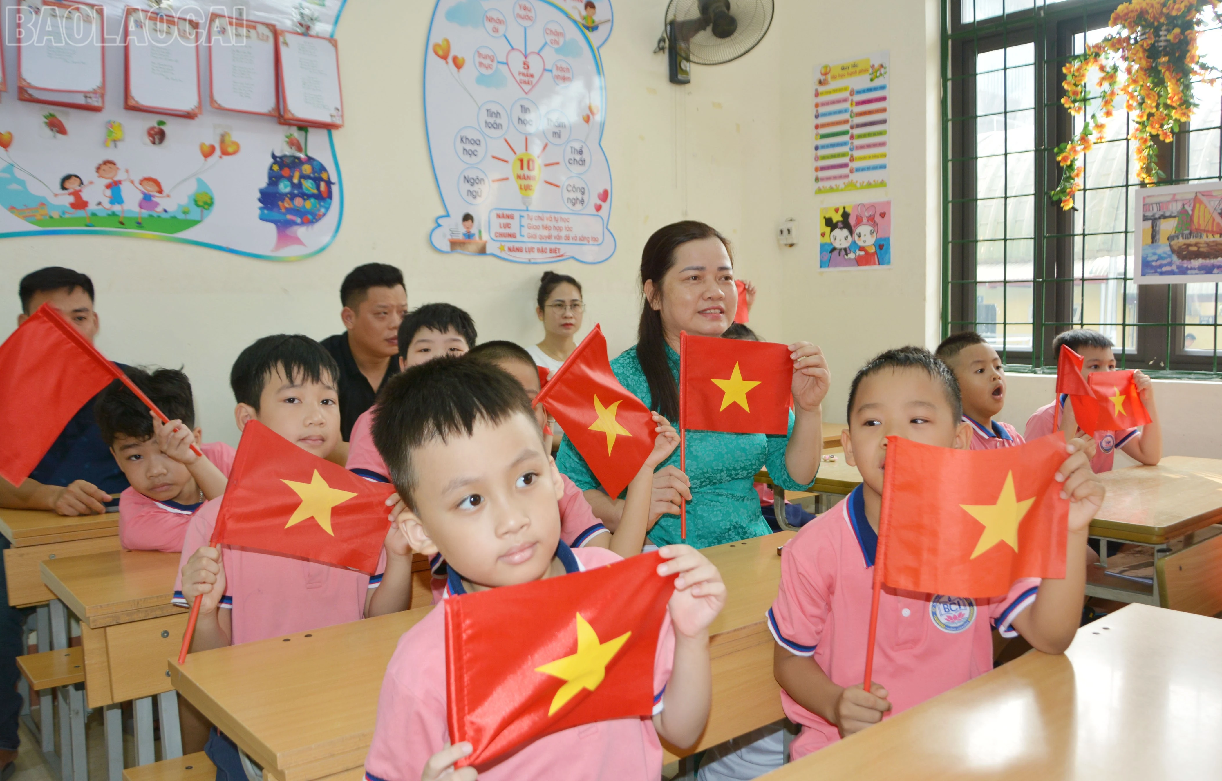 Cán bộ, giáo viên, học sinh nhà trường theo dõi trực tuyến Lễ khai giảng tại các lớp học.