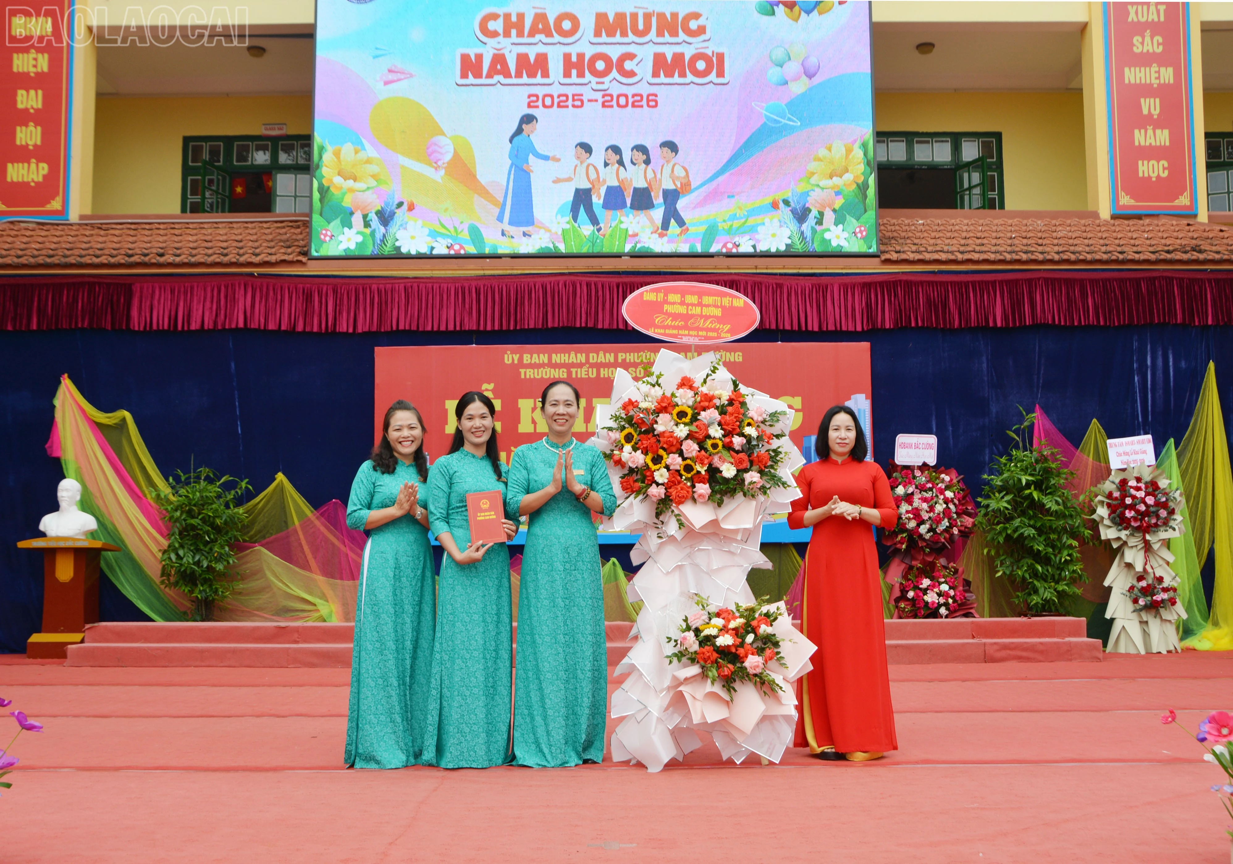 Đại diện phường Cam Đường tặng hoa chúc mừng nhà trường.