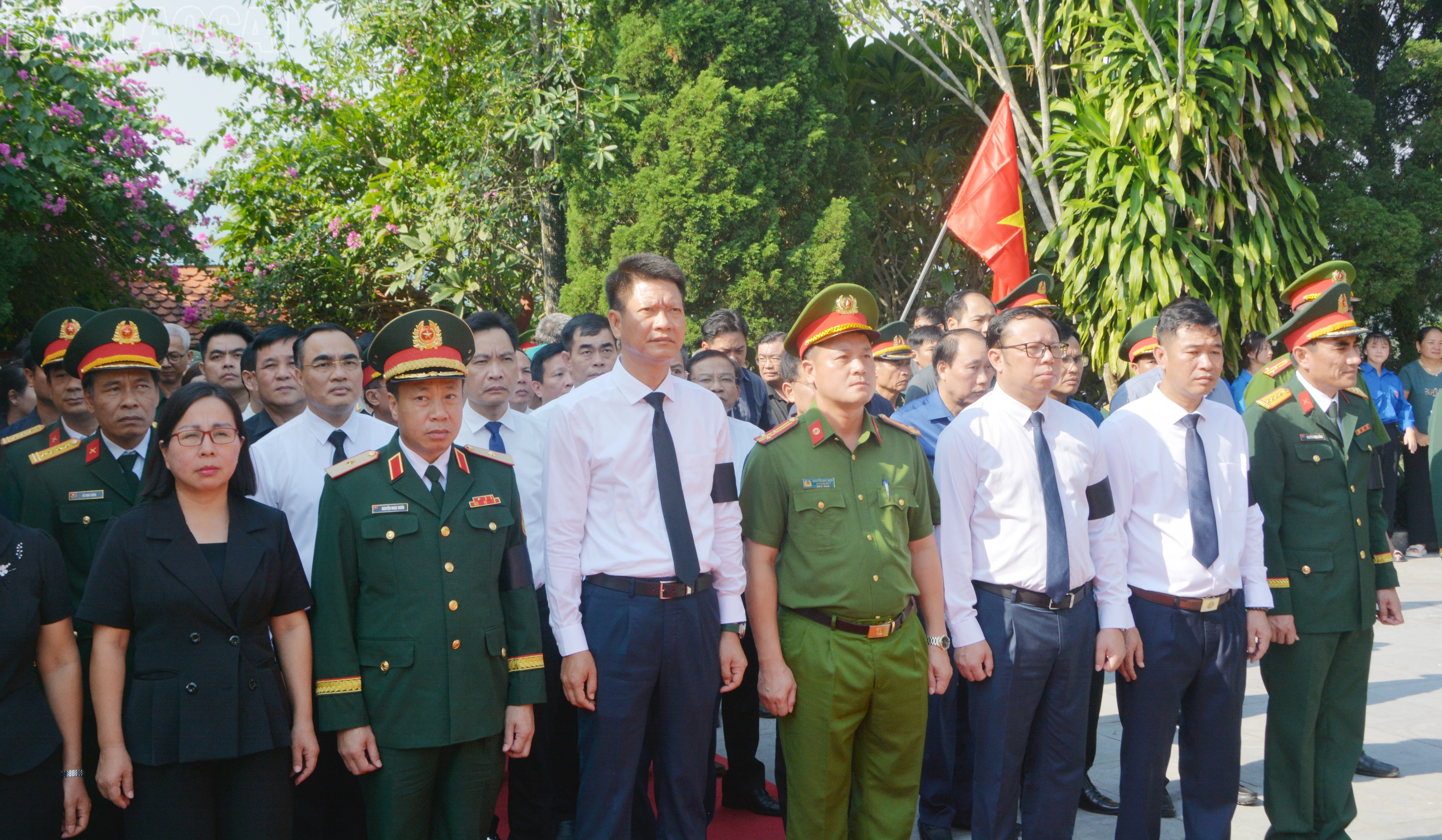 Các đồng chí lãnh đạo, đại biểu dự lễ an táng hài cốt liệt sĩ tại Nghĩa trang liệt sĩ Bảo Thắng.