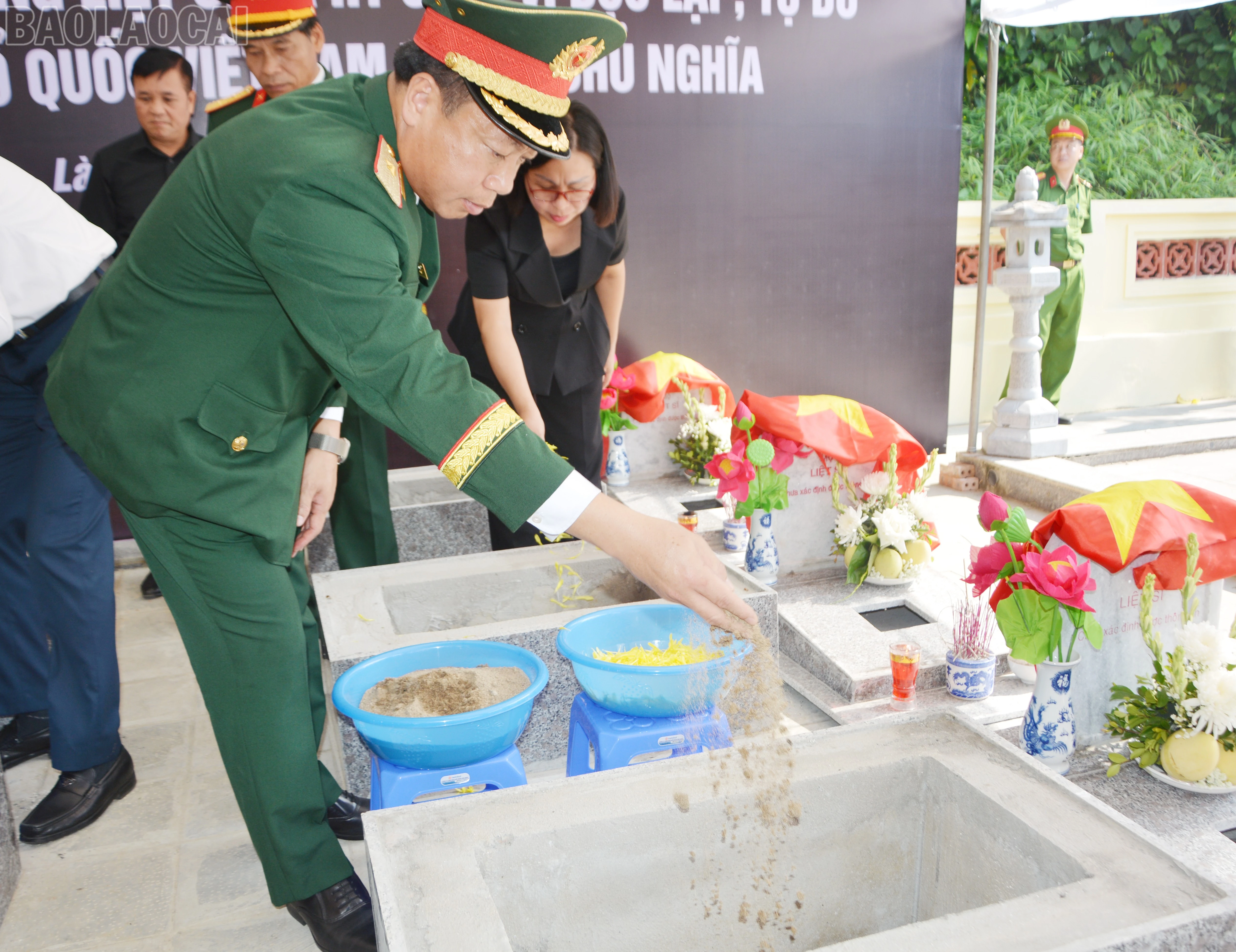 Lào Cai trọng thể tổ chức Lễ viếng, truy điệu và an táng 71 hài cốt liệt sĩ ảnh 55