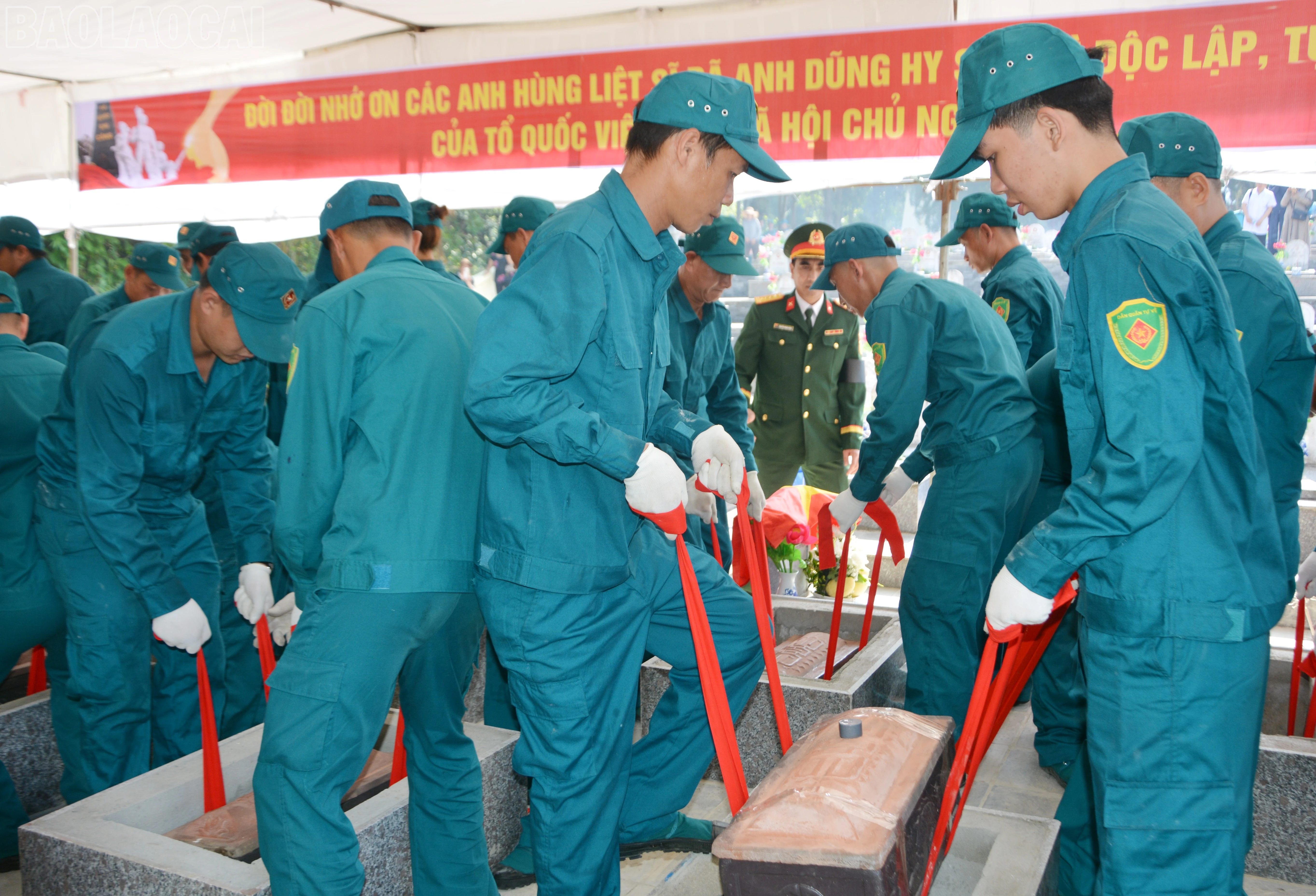 Các lực lượng làm nhiệm vụ an táng hài cốt liệt sĩ trong không khí trang nghiêm, thành kính.