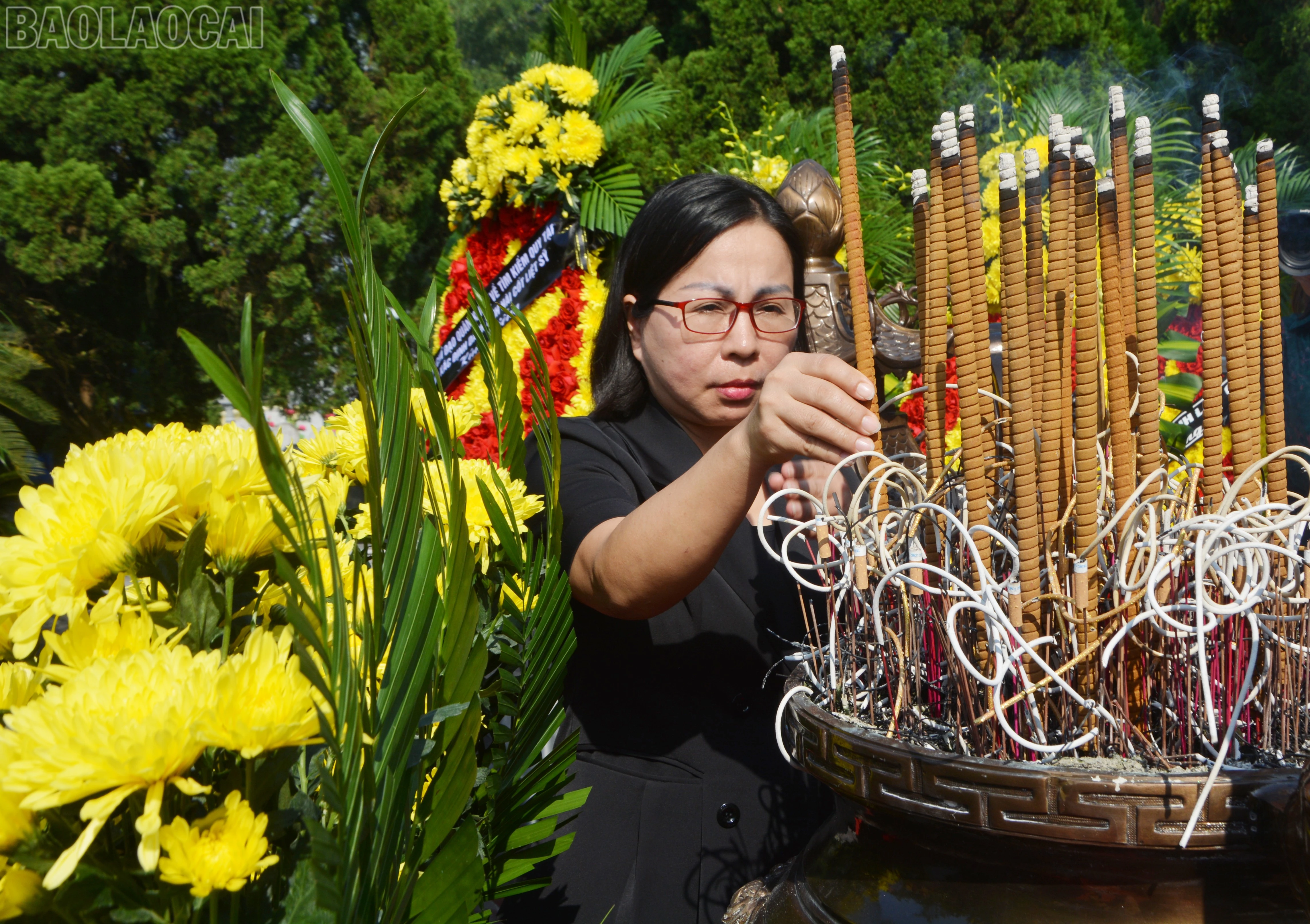 Các đồng chí lãnh đạo Quân khu 2, tỉnh Lào Cai, xã Bảo Thắng dâng hương tưởng niệm liệt sĩ.