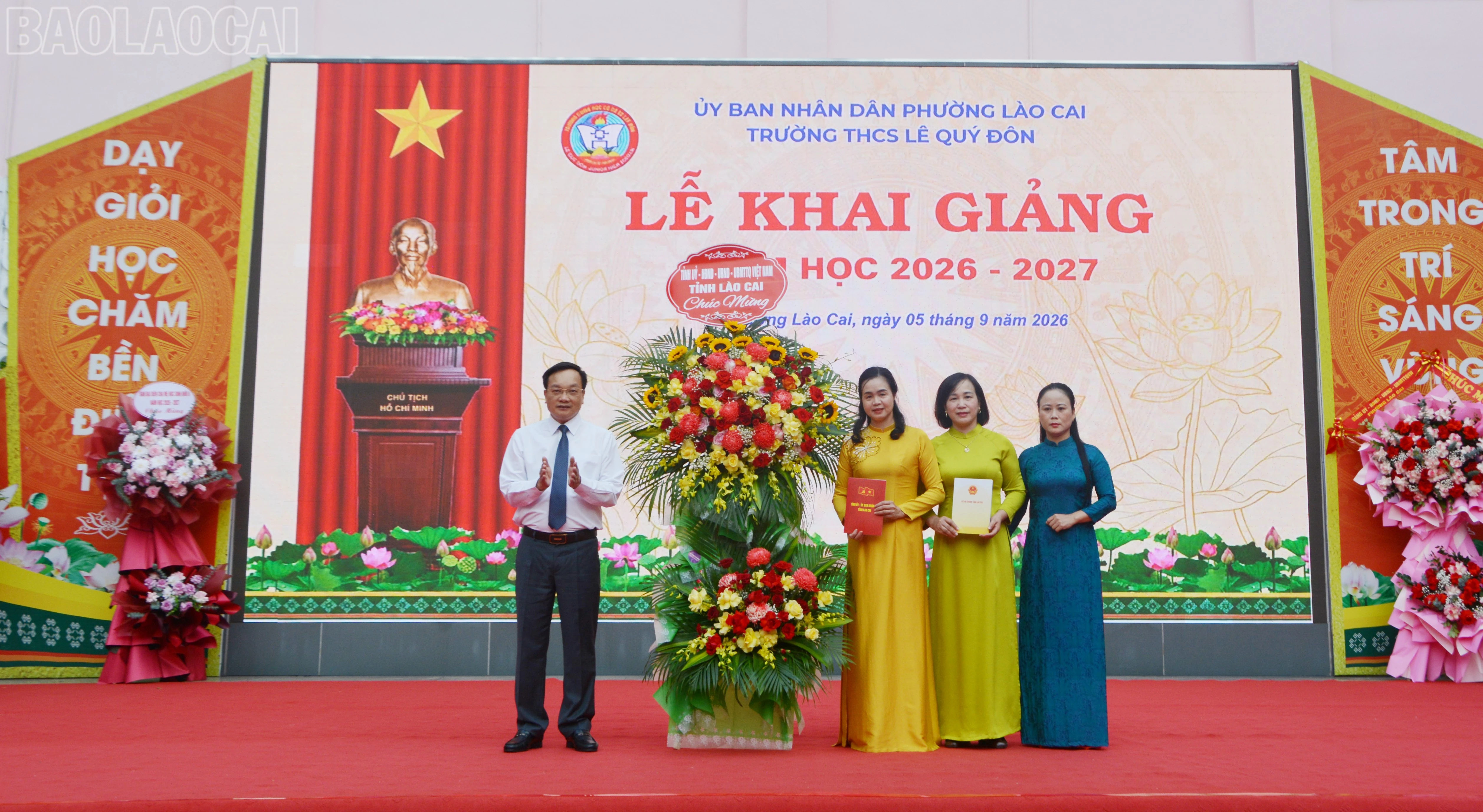 Đồng chí Đỗ Đức Minh - Ủy viên Ban Thường vụ Tỉnh ủy, Giám đốc Sở Tài Chính tặng hoa chúc mừng nhà trường.