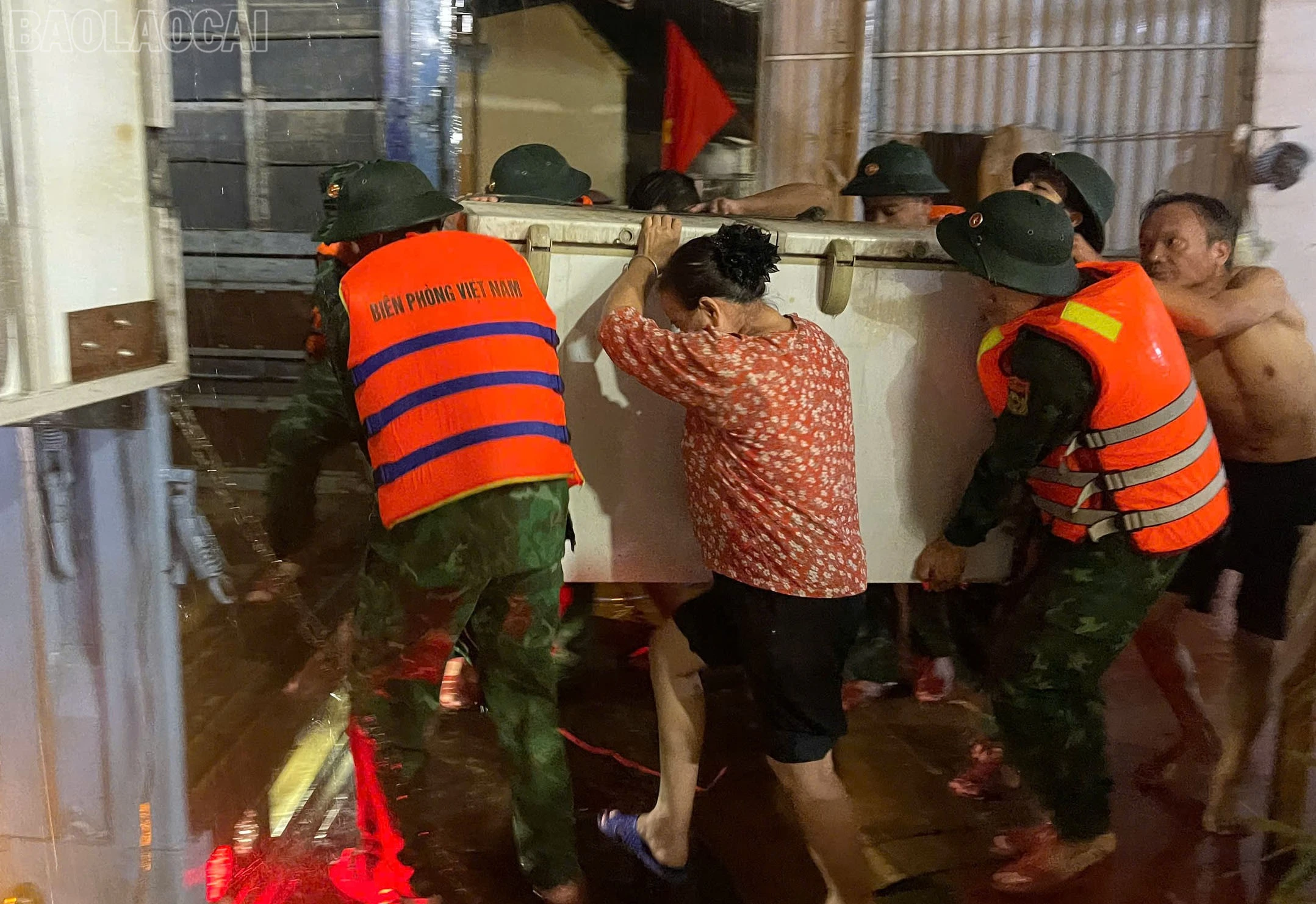 Cán bộ, chiến sĩ "căng mình" giúp di dời người, tài sản của các hộ dân đến nơi an toàn.