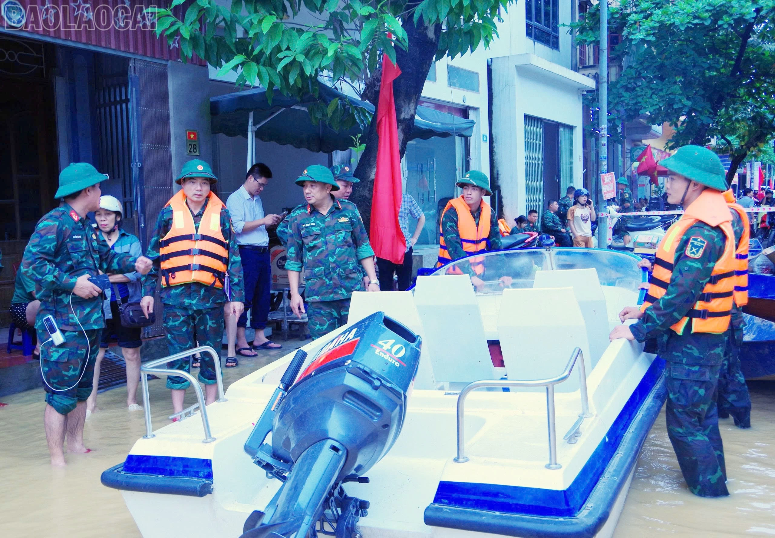 Đại tá Đặng Quốc Đồng, Ủy viên Ban Thường vụ Tỉnh ủy, Chỉ huy trưởng Bộ Chỉ huy quân sự tỉnh (thứ 2 từ trái qua) trực tiếp kiểm tra, chỉ đạo công tác khắc phục hậu quả mưa lũ.