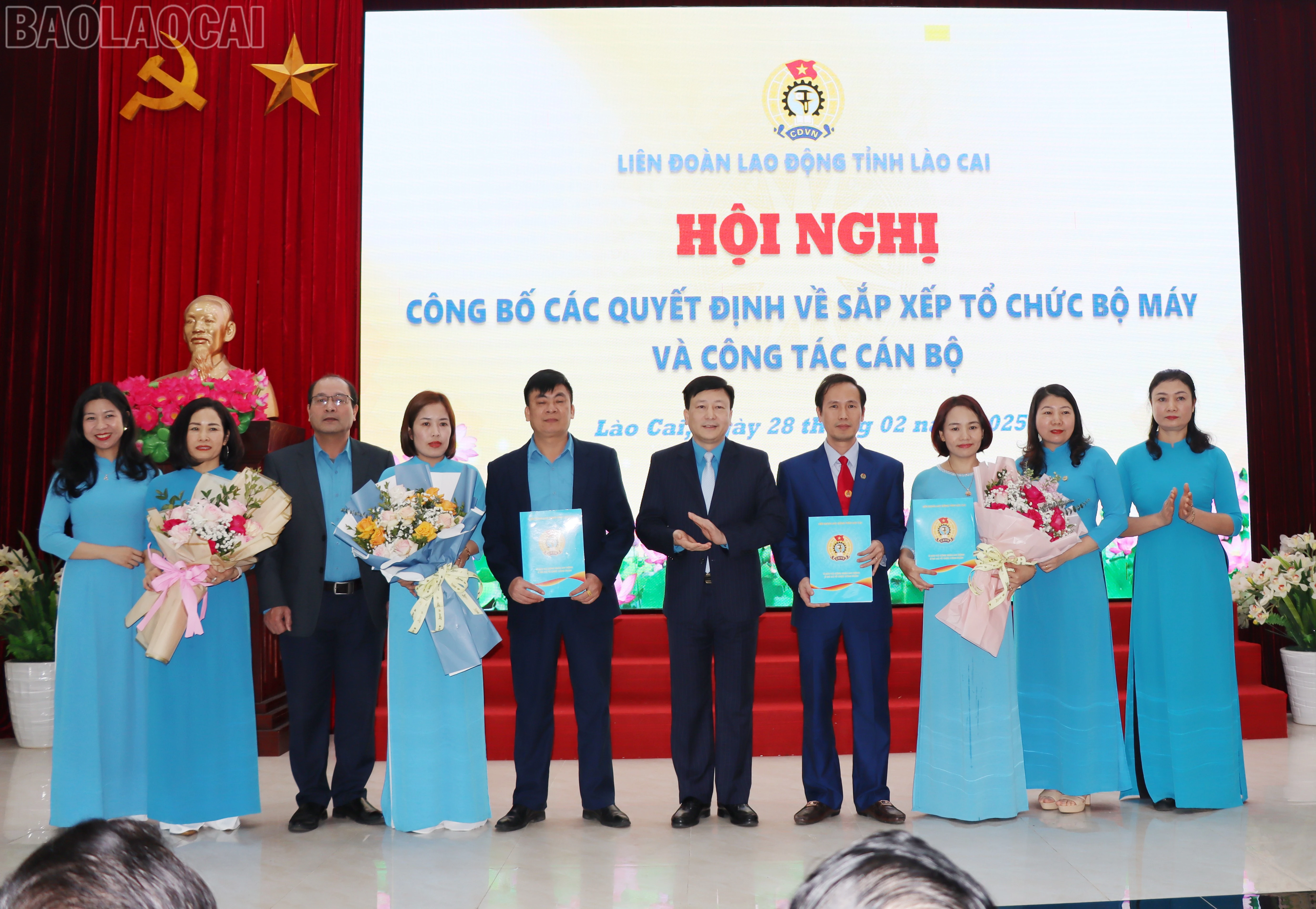 Trao Quyết định, tặng hoa chúc mừng Ban Nghiệp vụ.
