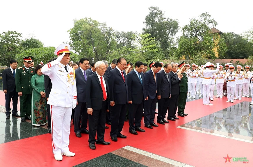 Lãnh đạo Đảng, Nhà nước và các đại biểu tưởng niệm các Anh hùng liệt sĩ tại Đài tưởng niệm các Anh hùng liệt sĩ trên đường Bắc Sơn.