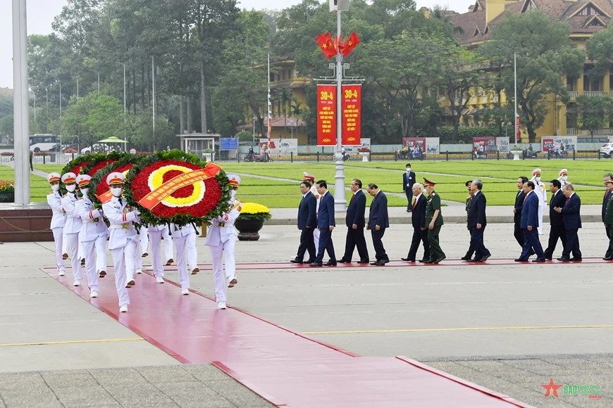 Vòng hoa của Đoàn đại biểu mang dòng chữ: Đời đời nhớ ơn Chủ tịch Hồ Chí Minh vĩ đại.