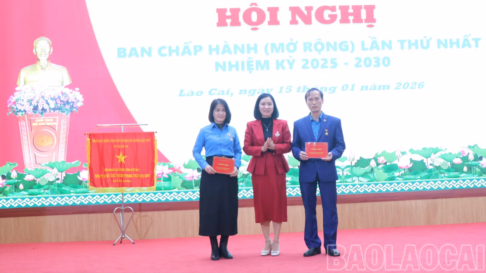 1-lanh-dao-dang-uy-tang-ky-niem-chuong-sang-tao-5837.jpg