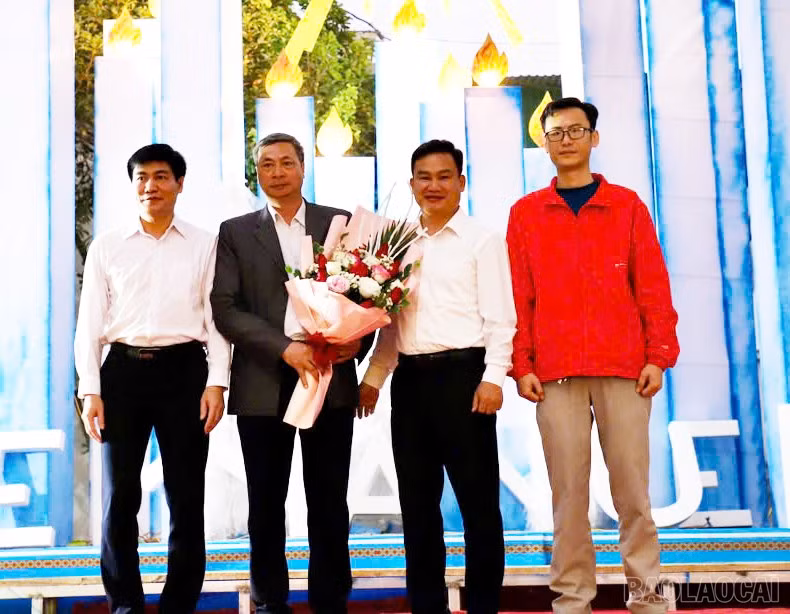 baolaocai-br_lanh-dao-phuong-cau-thia-tang-hoa-chuc-mung.jpg