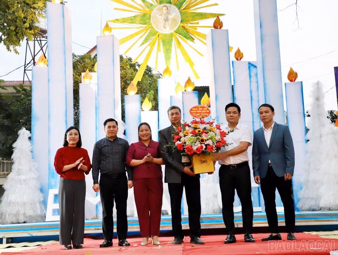 baolaocai-br_lanh-dao-phuong-trung-tam-tang-hoa-chuc-mung.jpg