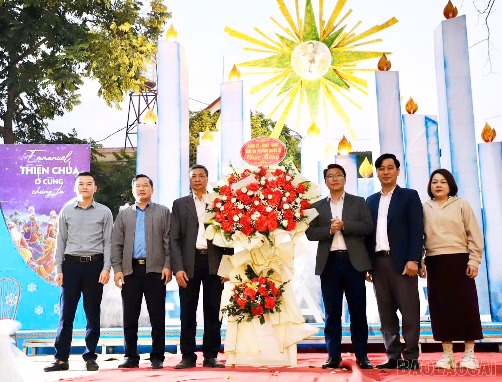 Lãnh đạo phường Nghĩa Lộ tặng hoa chúc mừng giáo xứ.