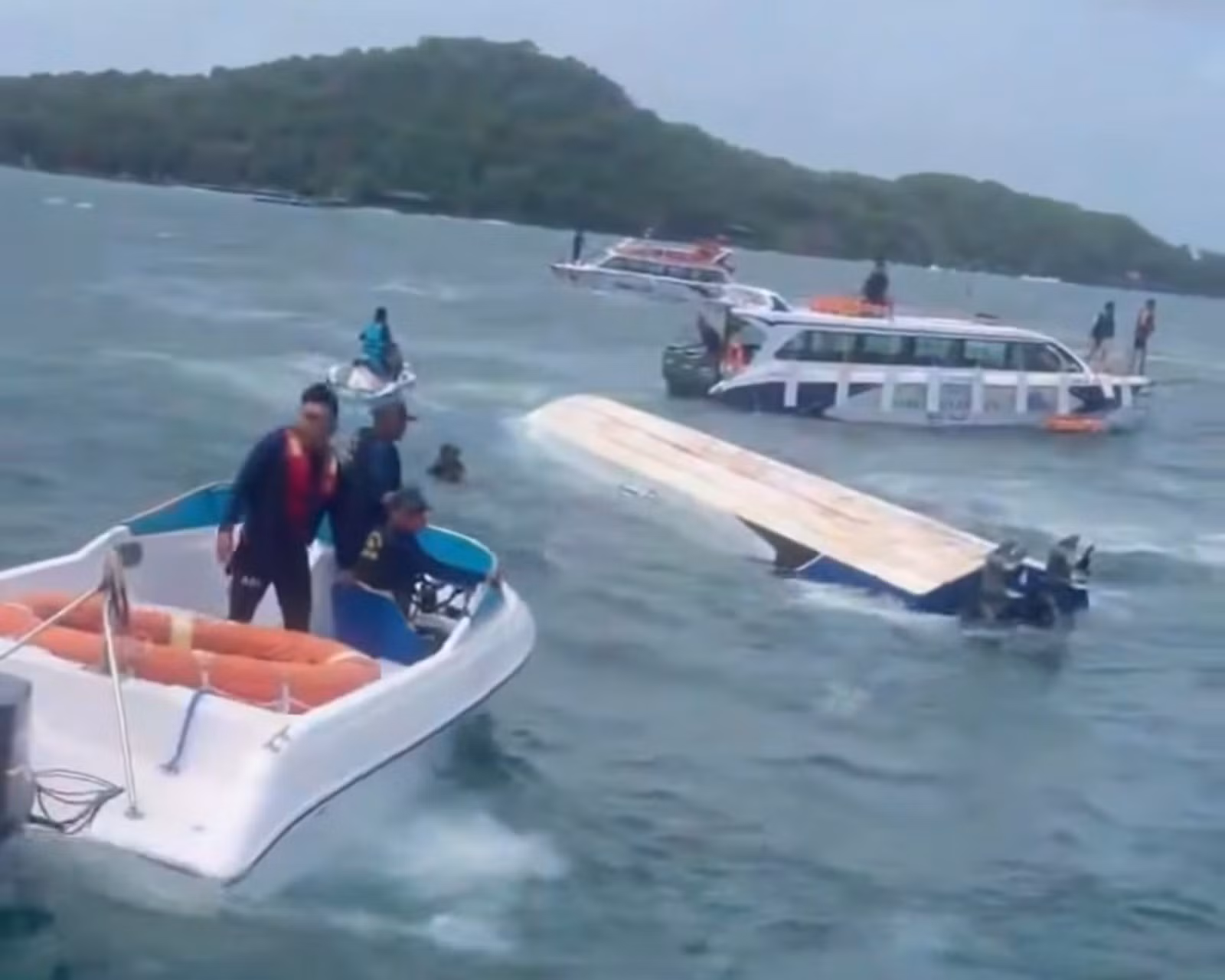 Các lực lượng cứu hộ chiếc ca nô bị lật tại khu vực biển phía Nam đặc khu Phú Quốc. Ảnh: Mạng xã hội