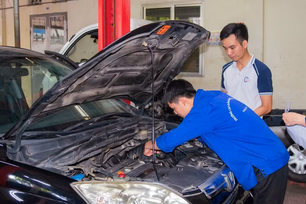 Sinh viên Trường Cao đẳng nghề Bách khoa Hà Nội thực hành sửa chữa ô tô.