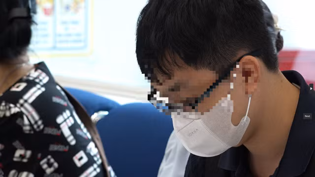 Bác sĩ khuyến cáo bệnh nhân không nên tự ý ra nhà thuốc mua thuốc nhỏ mắt mà không có sự hướng dẫn, kê đơn của bác sĩ.
