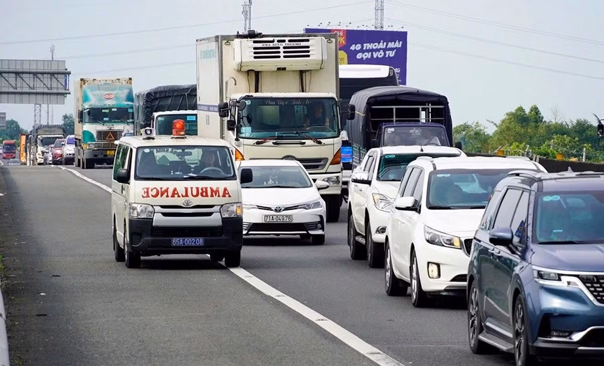 Xe cứu thương chạy vào làn khẩn cấp khi tắc đường ở cao tốc.