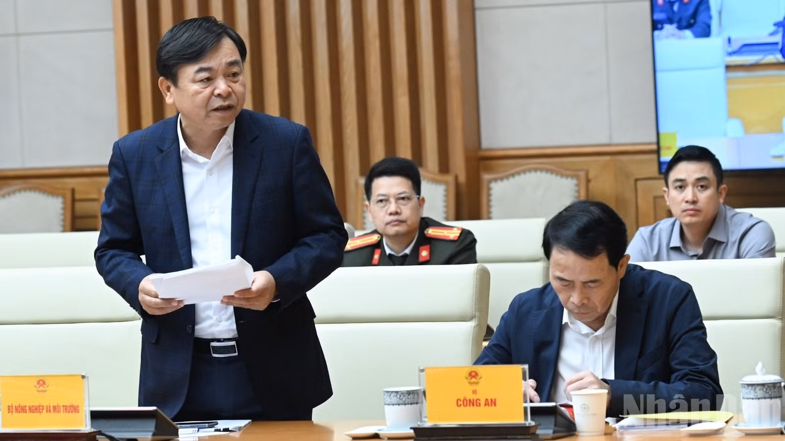 Lãnh đạo Bộ Nông nghiệp và Môi trường báo cáo Thủ tướng Chính phủ tại hội nghị sơ kết.