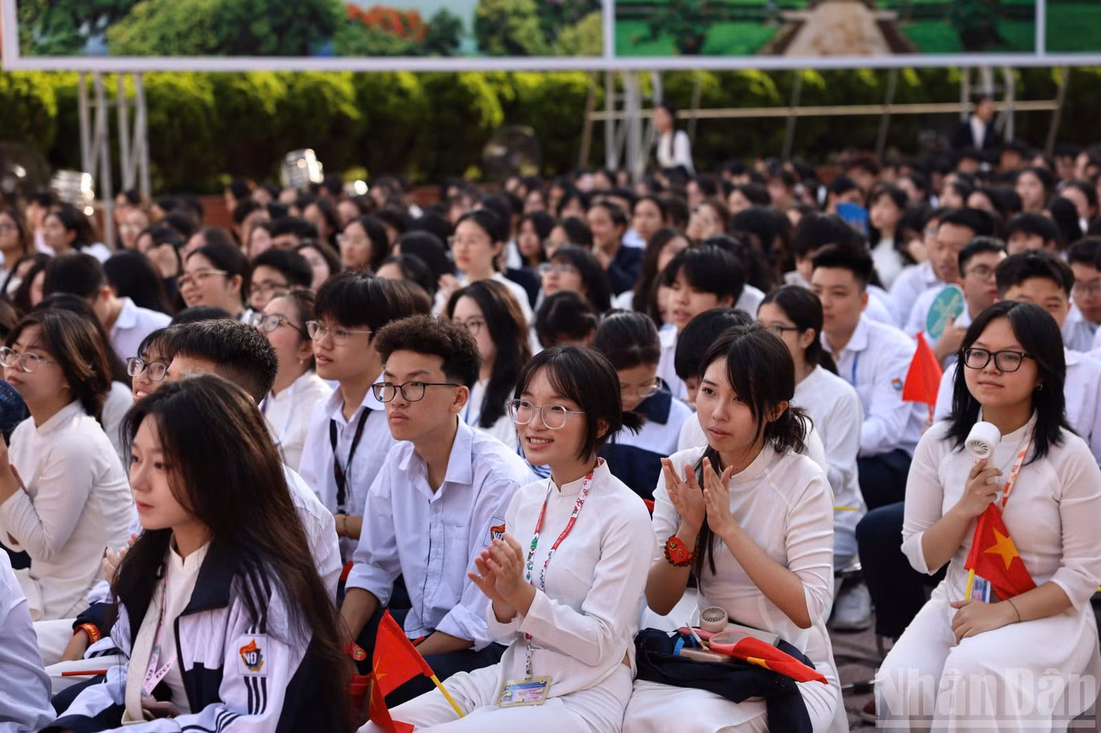Những gương mặt hân hoan trong ngày khai giảng, tự tin hướng tới một năm học hiệu quả, chất lượng mang theo tinh thần đổi mới, sáng tạo.