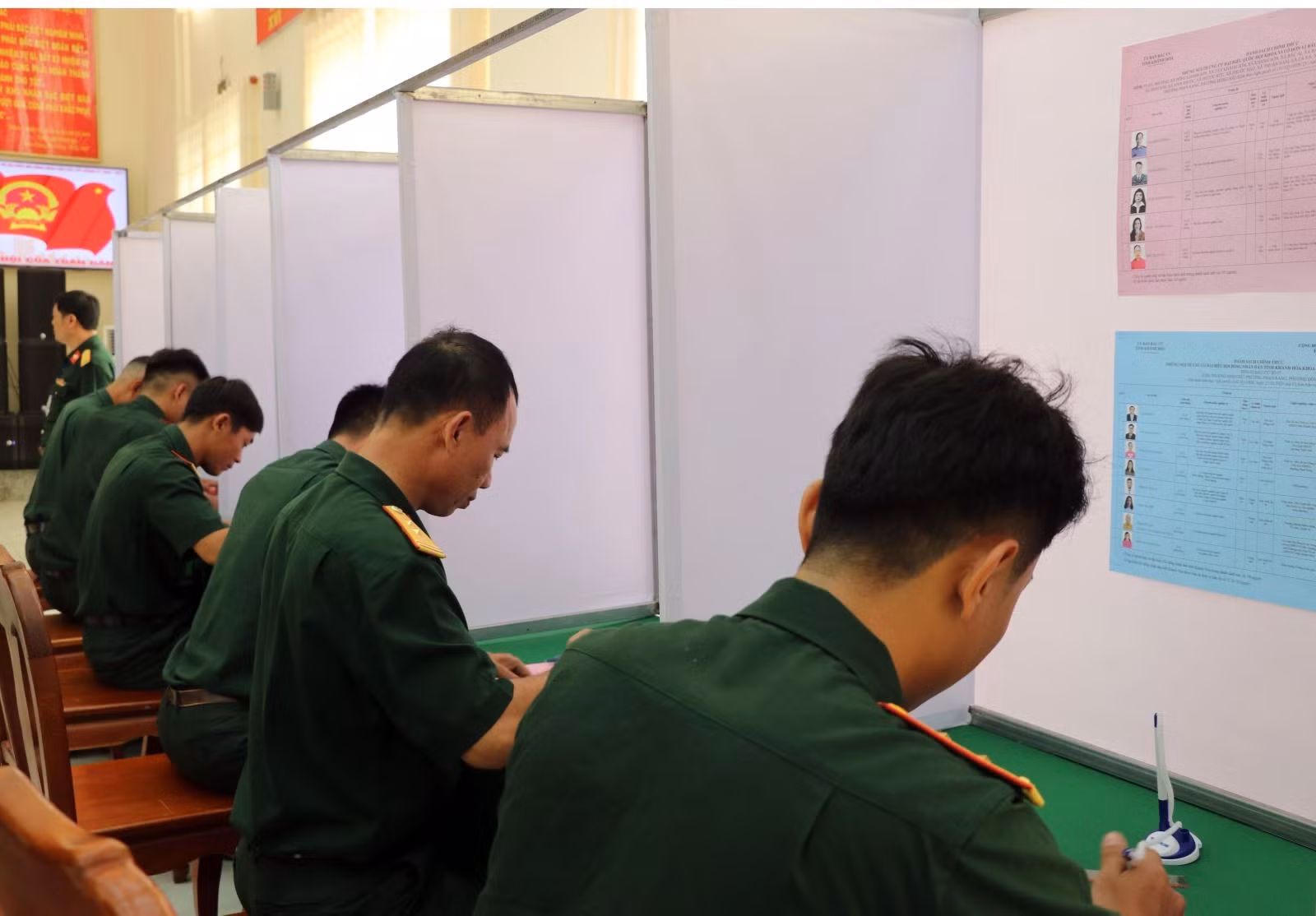 Khu vực dành cho cử tri gạch phiếu bầu khi tham gia bầu cử.