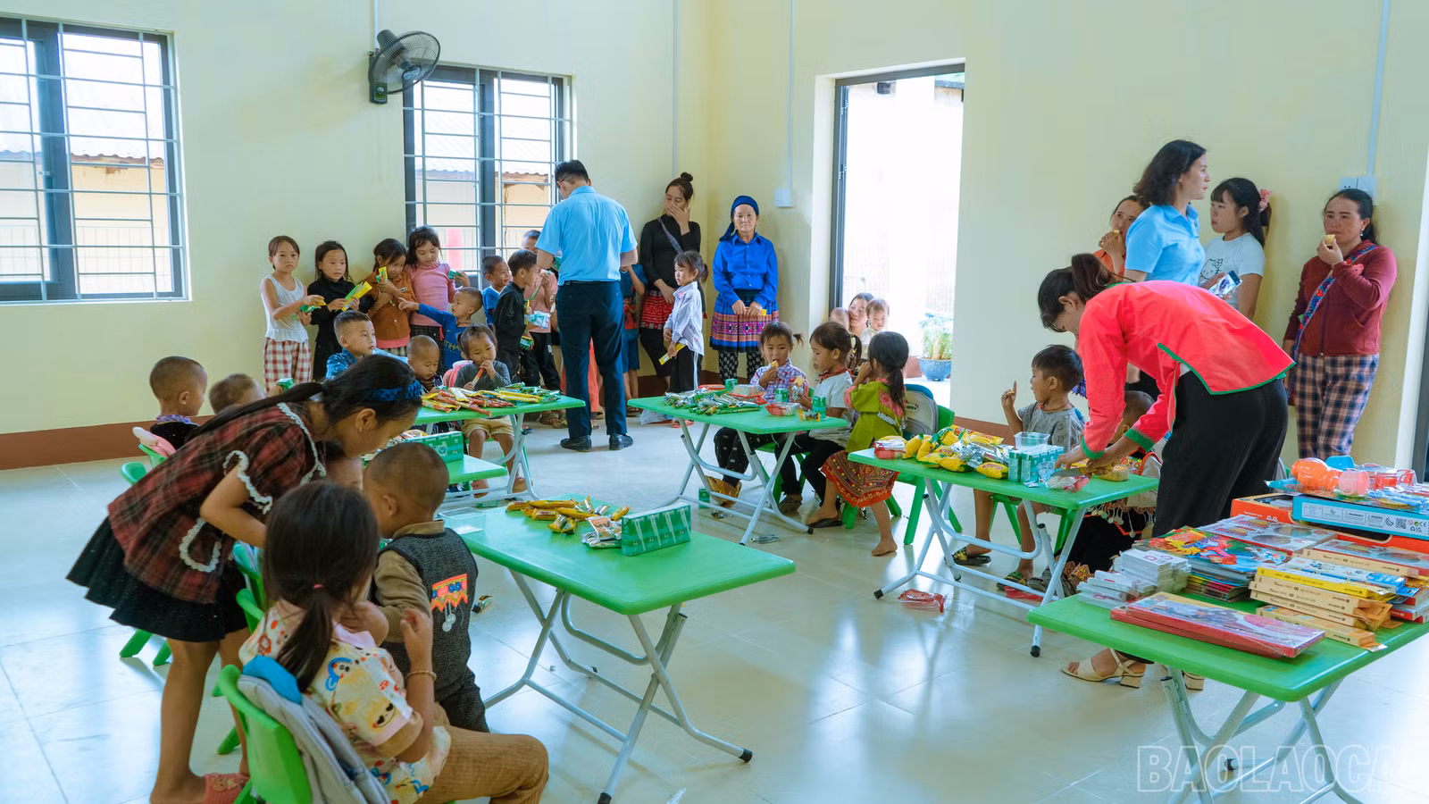 Tổ chức Trung thu sớm cho các em học sinh tại điểm trường.