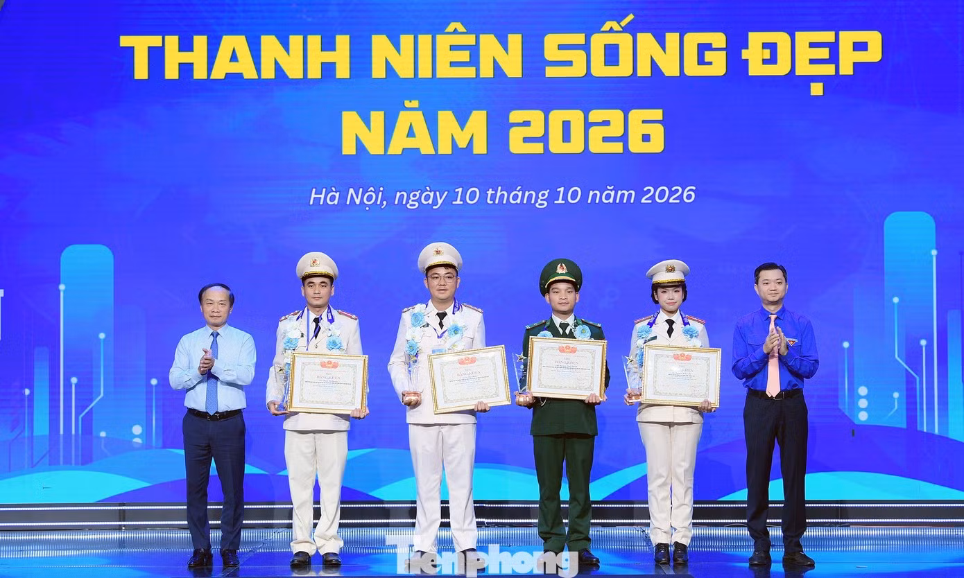 Phó Bí thư chuyên trách Đảng ủy MTTQ, các Đoàn thể Trung ương Phạm Tất Thắng và Bí thư thường trực T.Ư Đoàn Nguyễn Minh Triết trao giải thưởng các gương. Ảnh: Xuân Tùng