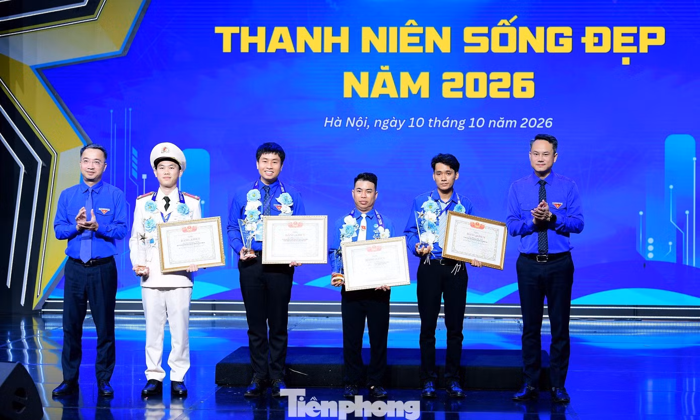 Bí thư T.Ư Đoàn Nguyễn Tường Lâm và Bí thư T.Ư Đoàn, Chủ tịch T.Ư Hội LHTN Việt Nam Nguyễn Kim Quy trao giải thưởng cho các gương. Ảnh: Xuân Tùng