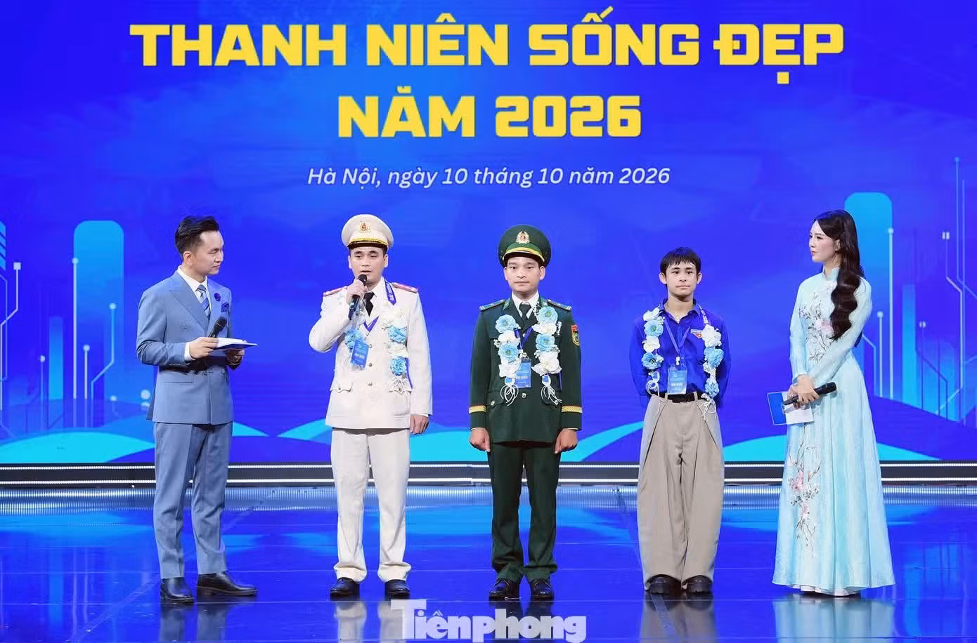 Nhiều câu chuyện sống đẹp chia sẻ tại chương trình. (Trong ảnh, anh Phạm Thế Quang -thứ hai từ trái sang, giao lưu tại chương trình). Ảnh: Xuân Tùng