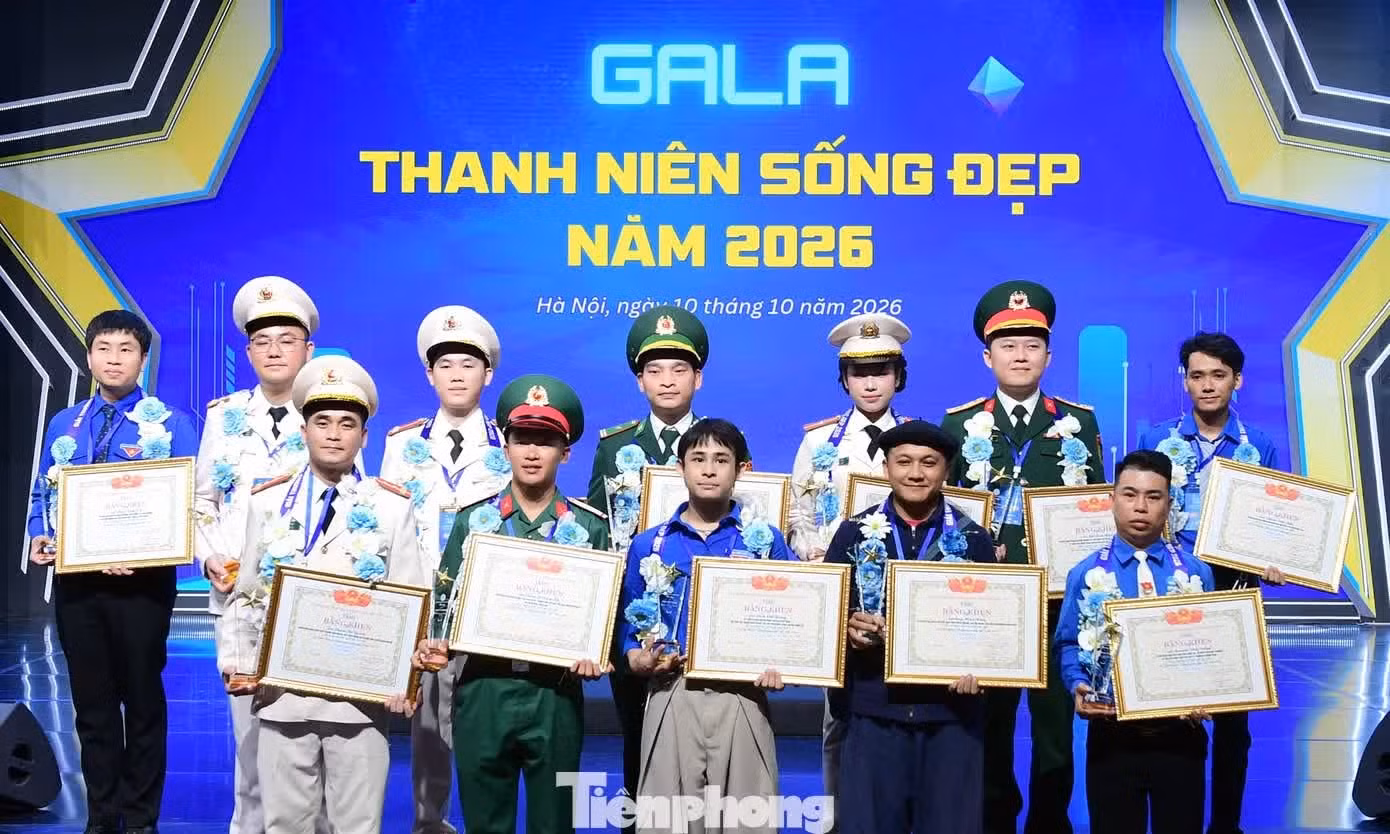 12 trong số 15 gương "Thanh niên sống đẹp" tại chương trình Gala. Ảnh: Xuân Tùng